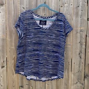3/$20 ⭐️ Blue and white striped cotton t-shirt